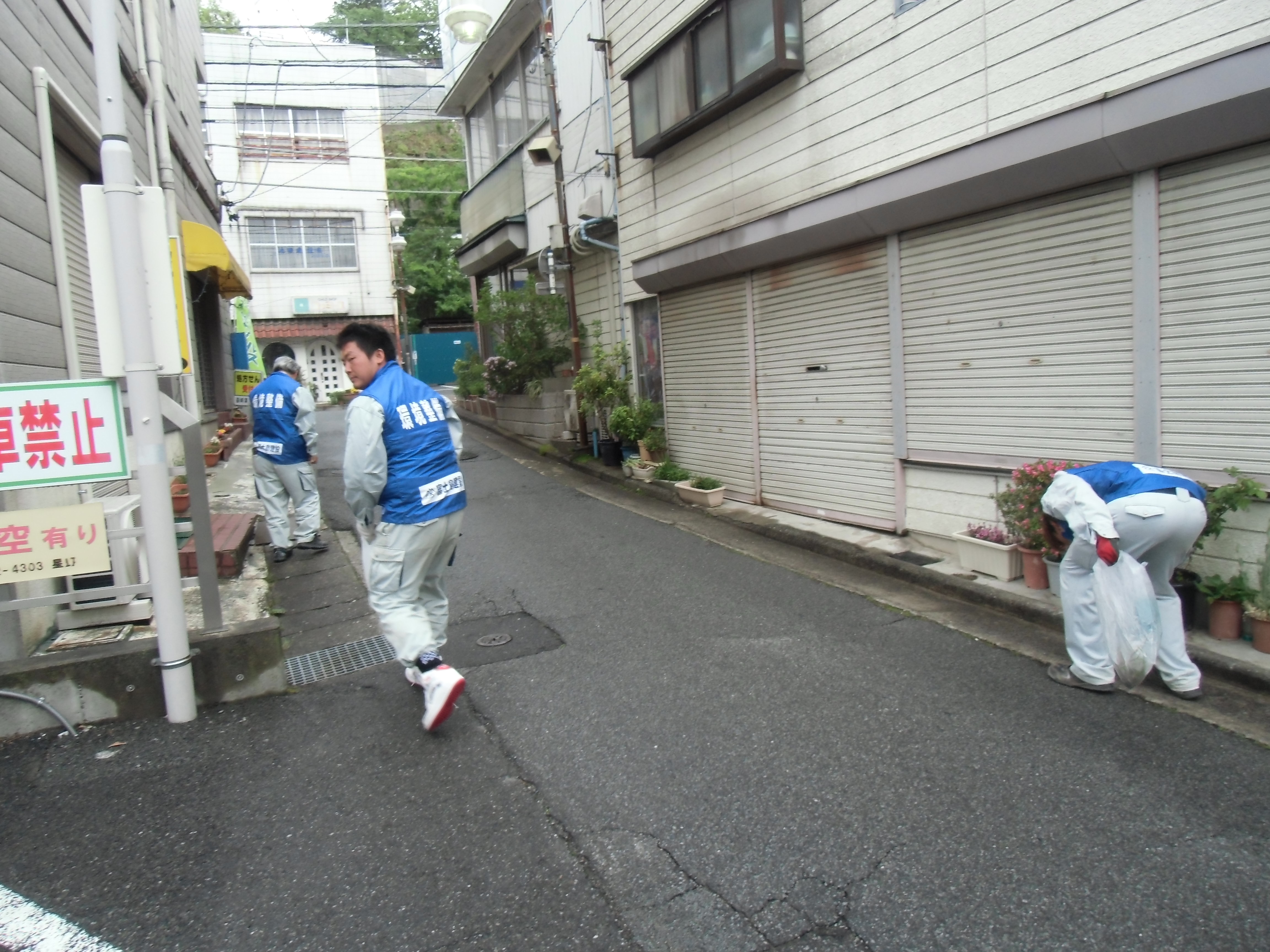 社員による月1回の市街ごみ拾い活動