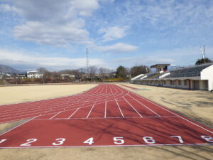 韮崎中央公園陸上競技場トラック舗装改修工事